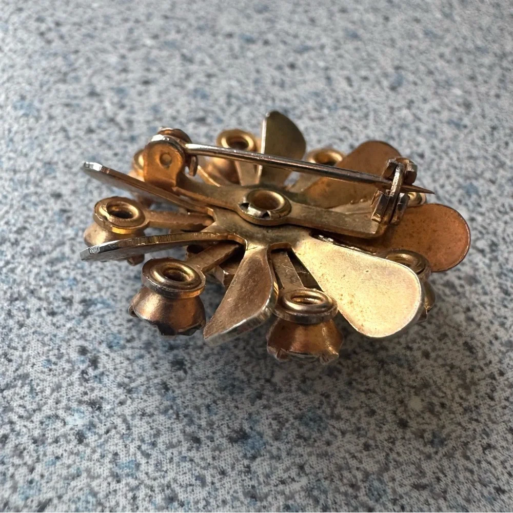 Vintage 1950s Gold enamel rhinestone Brooch flower unsigned Coro pin trifari - Picture 6 of 10